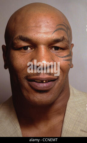 Oct 01, 2004 - Miami, FL, Stati Uniti d'America - (data esatta sconosciuto) Noi boxeur Mike Tyson (nato nel 1966) è diventato il più giovane campione del Heavyweight Boxing nella storia e nel 1987 divenne il primo indiscusso Heavyweight Champion per un decennio. (Credito Immagine: © David Jacobs/ZUMA Premere) Restrizioni: ESCLUSIVO! Noi Mags e T Foto Stock