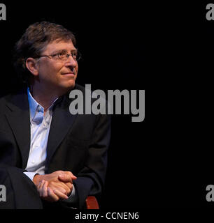 Oct 01, 2004; Berkeley, CA, Stati Uniti d'America; il fondatore di Microsoft Bill Gates uniti Richard Dean Newton per discutere la futura tecnologia tendenze presso la University of California di Berkeley. Foto Stock