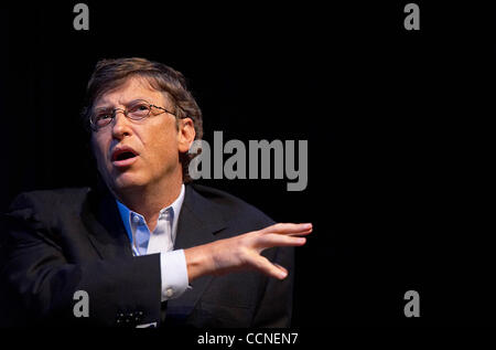 Oct 01, 2004; Berkeley, CA, Stati Uniti d'America; il fondatore di Microsoft Bill Gates uniti Richard Dean Newton per discutere la futura tecnologia tendenze presso la University of California di Berkeley. Foto Stock