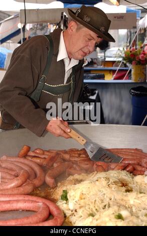 02 ott 2004 - Newport, Kentucky, Stati Uniti d'America - JACK SCHULTE dello Strudel Haus in Covington, KY. Strause principale villaggio, si prepara per la grande folla, mediante cottura fino qualche tedesco salsiccia e Sourkraut in una grande padella, alla Hofbrau Oktoberfest sul Fiume Ohio bank in Newport. (Credito Immagine: Â© Ken Stewart/ Foto Stock