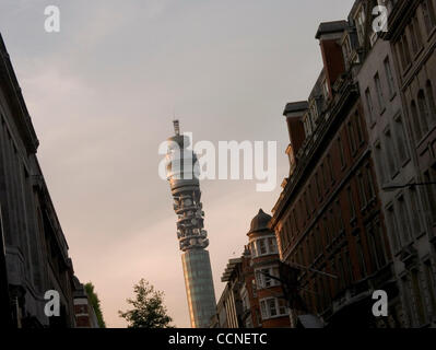 Oct 03, 2004; Londra, UK; londinese di British Telecom Tower precedentemente BT Tower e Post Office tower sorge alto sui tetti della città. costruito negli anni sessanta la British Telecom torre di comunicazione nel West End di Londra è stato il primo scopo-torre costruita per la trasmissione di onde radio ad alta frequenza, e Foto Stock