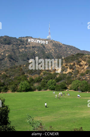 Oct 03, 2004; Los Angeles, CA, Stati Uniti d'America; la famigerata Hollywood Sign con un parco in primo piano. Foto Stock