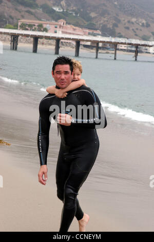 Oct 03, 2004; Malibu, CA, Stati Uniti d'America; ! Chiama per il prezzo! Superdad Dean Cain porta il suo figlio Christopher attraverso il surf in Malibu, California Il Superman star più successivamente ha preso parte al Rip Curl Malibu Pro/Celebrity Surf Bout a beneficio di guarire la baia. Caino ha collaborato con gli attori Mark Ruffalo e Brandon Williams a b Foto Stock
