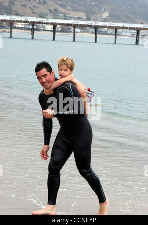 Oct 03, 2004; Malibu, CA, Stati Uniti d'America; ! Chiama per il prezzo! Superdad Dean Cain porta il suo figlio Christopher attraverso il surf in Malibu, California Il Superman star più successivamente ha preso parte al Rip Curl Malibu Pro/Celebrity Surf Bout a beneficio di guarire la baia. Caino ha collaborato con gli attori Mark Ruffalo e Brandon Williams a b Foto Stock