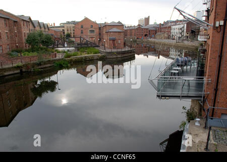 Oct 05, 2004; Leeds, Regno Unito; Leeds Docklands è in fase di ristrutturazione con nuovi bar e ristoranti in movimento. Economia povera e la depressione sono luoghi comuni in gran parte del Regno Unito a causa della recessione attraverso degli anni ottanta e nei primi anni novanta. Il Dockyard sviluppo attrae yuppies che appendere fuori nel winebar e spendere un sacco di Foto Stock