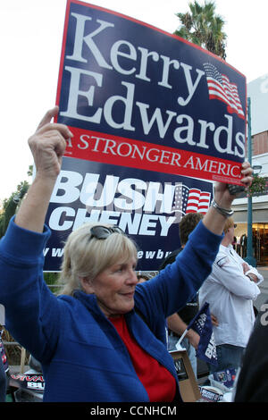 Oct 24, 2004; Santa Monica, CA, Stati Uniti d'America; i sostenitori di candidati presidenziali John Kerry e George W Bush ha lavorato la terza strada lungomare di questo fine settimana per reclutare i voti ai loro candidati. La Promenade, un 3 blocco a lungo al di fuori del centro commerciale e popolare attrazione turistica, è un luogo di incontro per migliaia o Foto Stock