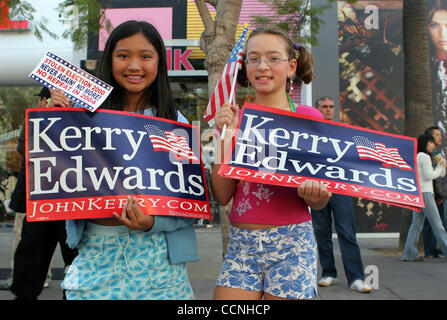 Oct 24, 2004; Santa Monica, CA, Stati Uniti d'America; i sostenitori di candidati presidenziali John Kerry e George W Bush ha lavorato la terza strada lungomare di questo fine settimana per reclutare i voti ai loro candidati. La Promenade, un 3 blocco a lungo al di fuori del centro commerciale e popolare attrazione turistica, è un luogo di incontro per migliaia o Foto Stock