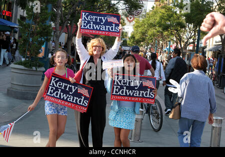 Oct 24, 2004; Santa Monica, CA, Stati Uniti d'America; i sostenitori di candidati presidenziali John Kerry e George W Bush ha lavorato la terza strada lungomare di questo fine settimana per reclutare i voti ai loro candidati. La Promenade, un 3 blocco a lungo al di fuori del centro commerciale e popolare attrazione turistica, è un luogo di incontro per migliaia o Foto Stock