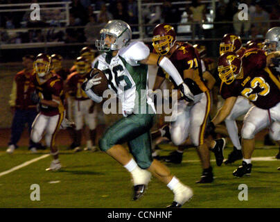 De La Salle di Mario D'Ambrosio (CQ) restituisce una intercettazione al 1 linea di cantiere vs. Liberty durante il secondo trimestre del loro prep gioco di calcio in libertà di alta scuola in Brentwood, Calif. su Venerdì, Ottobre 15, 2004. (Dean Coppola / Contra Costa Times) Foto Stock