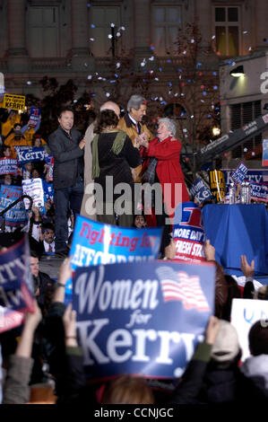 Oct 20, 2004; Cleveland, OH, Stati Uniti d'America; ex senatore USA e astronauta John Glen e moglie alla vigilia elettorale evento per il candidato presidenziale democratica John Kerry in Cleveland, Ohio. Foto Stock