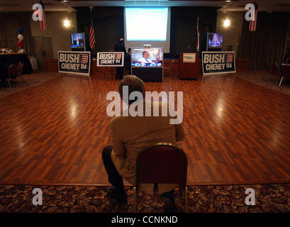METRO - un'immagine del presidente George Bush viene visualizzata sul televisore come un uomo orologi restituisce arrivati in anticipo durante la contea di Bexar Guardia repubblicana partito Martedì, 2 novembre 2004 a San Giorgio Marionite Chiesa. Marchio BAHRAM SOBHANI Foto Stock