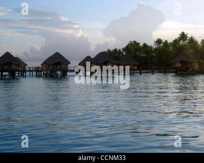 04 nov 2004; Bora Bora, Polinesia francese; il Pearl Beach Resort sull'isola di Bora Bora nel Sud del Pacifico Isole. Una vista dall'acqua mostra il bungalow sull'acqua. Foto Stock