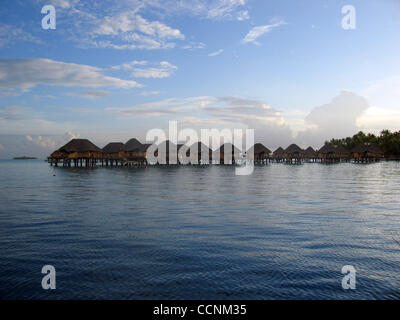 04 nov 2004; Bora Bora, Polinesia francese; il Pearl Beach Resort sull'isola di Bora Bora nel Sud del Pacifico Isole. Una vista dall'acqua mostra il bungalow sull'acqua. Foto Stock