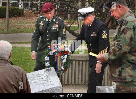 Nov 11, 2004 - Cincinnati, Ohio, Stati Uniti d'America - Finneytown diplomati scuola superiore, (L a R) Army Sgt. Prima Classe HENSEY TERRY, classe '78, e Chief Petty Officer (Pensionati) ROBERT JACOBSEN, classe '72, collocare una corona al nuovo Veteran's Memorial come pensionati US Army Colonnello JEFF EARLEY, classe '72, prua Foto Stock