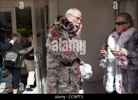 112604 incontrato pellicce 3d4-Personale foto di Shannon O'Brien Palm Beach--Ken Pelton fake macchie di sangue sul suo volto in preparazione per protestare per il Neiman Marcus store su Worth Avenue. Aiutare lui fuori è compagno protestor, Breelyn MacDonald. I due sono parte di un'organizzazione chiamata ARFF (diritti degli animali Foto Stock