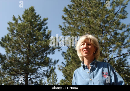 Jun 19, 2003 - Seeley Lake, Montana, U.S. - Stati Uniti Segretario degli Interni GALE NORTON partecipa a una conferenza stampa durante la Western governatori associazione foresta del Vertice di Salute vicino Seeley Lake, Mont., Mercoledì, 18 giugno 2003. Il vertice è frequentato da molti governatori occidentale. N. Foto Stock