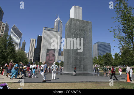 Aug 06, 2004; Chicago, IL, Stati Uniti d'America; spagnolo artista concettuale Jaume da Plensa a corona della fontana a Chicago's New Millennium Park. I visitatori del parco sono soprattutto i bambini in questa giornata estiva goduto la fontana. Foto Stock