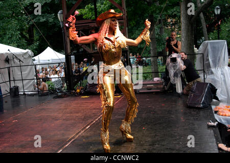 Agosto 21, 2004; Manhattan, NY, STATI UNITI D'AMERICA; RUPAUL esegue a Wigstock nell'ululato festival di Tompkins Square Park nell'East Village di New York City. Foto Stock