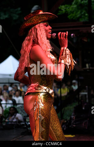 Agosto 21, 2004; Manhattan, NY, STATI UNITI D'AMERICA; RUPAUL esegue a Wigstock nell'ululato festival di Tompkins Square Park nell'East Village di New York City. Foto Stock