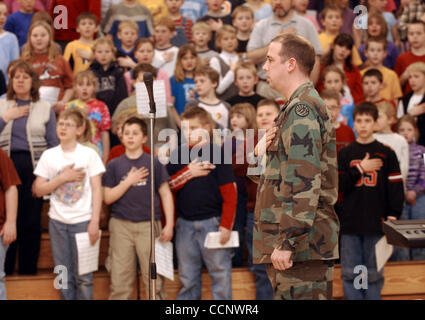 Feb 11, 2003 - Kalispell, Montana, U.S. - Gli studenti e il personale e gli insegnanti a recitare il giuramento di fedeltà lungo con Asst. Principali amministrazioni, insegnante di esercito e Guardia Nazionale 1Lt. DAN ANDERSON a ovest la valle scuola vicino a Kalispell, MT prima della spedizione per il servizio attivo come parte di operazione Endurin Foto Stock