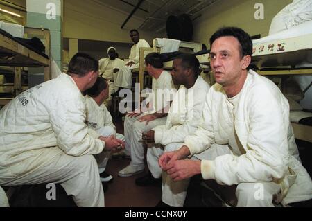 Mar 15, 2003 - Huntsville, AL, USA - ogni uomo in Alabama sistema carcerario noto per avere l AIDS è confinata a un convertito vecchio magazzino con alta, leaky soffitti e letti a castello così vicini che favoriscono l'infezione tra affetti da AIDS, condannati a calcare correzionali Facility. Più th Foto Stock