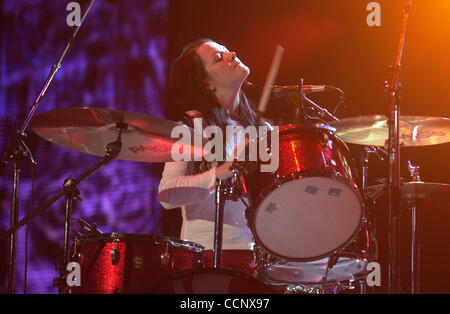 Jun 14, 2003; Irvine, CA, Stati Uniti d'America; il batterista MEG WHITE di "White Stripes' al KROQ Weenie Roast 2003 tenutasi a Verison Anfiteatro Wireless. Foto Stock