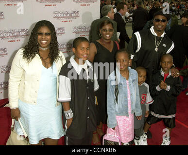 Jun 18, 2003; Hollywood, CA, Stati Uniti d'America; Rapper MC Hammer con moglie e figli @ la premiere del 'Charlie's Angels: Full Throttle" a Hollywood. Foto Stock