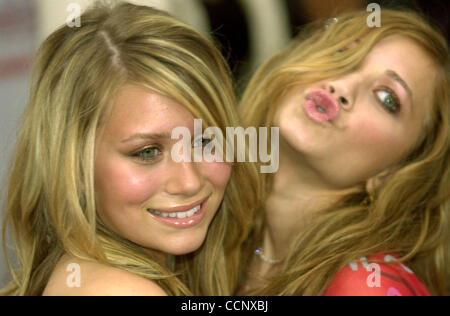 Jun 18, 2003; Hollywood, CA, Stati Uniti d'America; deliberando gemelli MARY-Kate e Ashley Olsen @ la premiere del 'Charlie's Angels: Full Throttle" a Hollywood. Foto Stock