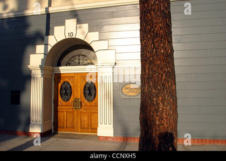 Aug 25, 2003 - Arancione, CA, Stati Uniti d'America - Scene di strada di un progettate complessamente porta con abete crescente nelle vicinanze. La città di Orange in Orange County è stata a lungo utilizzata come ambientazione per i film di Hollywood. (Credito Immagine: © Ruaridh Stewart/ZUMA Press) Foto Stock