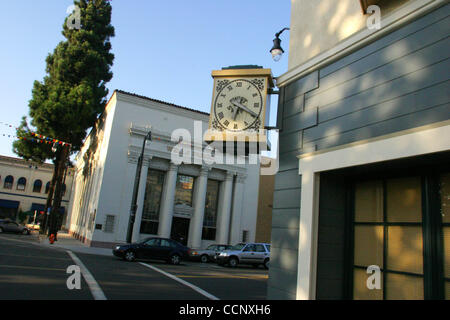 Aug 25, 2003 - Arancione, CA, Stati Uniti d'America - Scene di strada di un vecchio orologio appeso con la Wells Fargo Bank building in background. La città di Orange in Orange County è stata a lungo utilizzata come ambientazione per i film di Hollywood. (Credito Immagine: © Ruaridh Stewart/ZUMA Press) Foto Stock