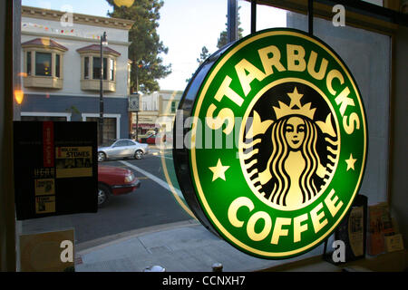 Aug 25, 2003 - Arancione, CA, Stati Uniti d'America - segno di Starbucks appeso nella finestra della loro coffee shop store all'interno del Wells Fargo Bank building nella città di Orange. (Credito Immagine: © Ruaridh Stewart/ZUMA Press) Foto Stock