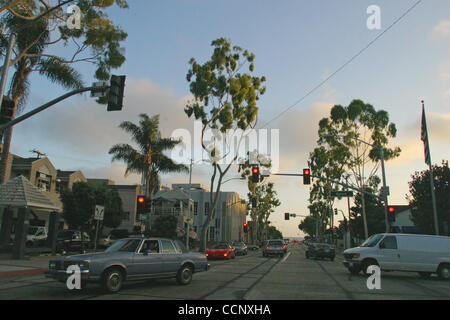 Aug 25, 2003 - Arancione, CA, Stati Uniti d'America - Laguna beach guardando verso la spiaggia principale. La Laguna è sede del Festival delle arti, ci sono centinaia di gallerie in laguna. Molti film di Hollywood Stars rendere le loro case qui. (Credito Immagine: © Ruaridh Stewart/ZUMA Press) Foto Stock