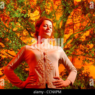 Dic 05, 2003; Los Angeles, CA, Stati Uniti d'America; attrice MIRANDA OTTO, che gioca Eowyn nella trilogia, in corrispondenza di una pressa giuncata per "Il Signore degli Anelli - Il Ritorno del Re", l'ultimo episodio della saga di Tolkien, tenutasi in tende vicino al Wadsworth Theatre in LA. Foto Stock