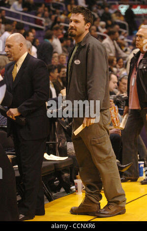 BenAffleck01.021704.TI Foto di Branimir Kvartuc Ben Affleck arriva courtside a Los Angeles Lakers partita contro Portland Trailblazers. Foto Stock