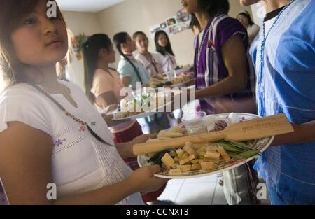 Feb 21, 2004 - Houston, Texas, Stati Uniti - Il riso e le verdure preparate e prese fuori per onorare il loro raccolto in una celebrazione presso Sun Blossom appartamenti. Più di 100 famiglie birmane vivono ora a Sole fiore di montagna e il suo complesso gemellato attraversata la strada. Una nuova famiglia sembra apparire ogni settimana. T Foto Stock