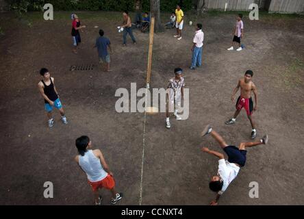 Feb 21, 2004 - Houston, Texas, Stati Uniti - I profughi birmani prendere parte in Chinlone, in cui i giocatori kick una piccola sfera realizzata da palme essiccata su una rete in Sun Blossum appartamenti. Più di 100 famiglie birmane vivono ora a Sole fiore di montagna e il suo complesso gemellato attraversata la strada. Una nuova famiglia sembra t Foto Stock