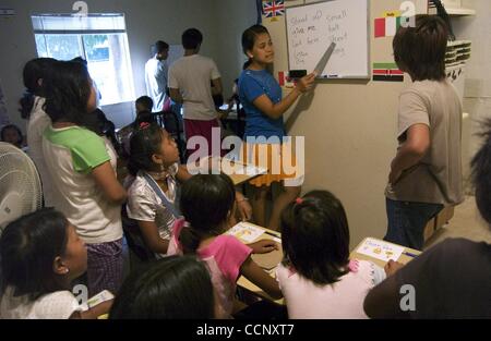 Feb 21, 2004 - Houston, Texas, Stati Uniti - Rifugiati birmani ai bambini viene insegnato Inglese all'interno di un appartamento convertito in una classe al fiore di Sun Apartments. Più di 100 famiglie birmane vivono ora a Sole fiore di montagna e il suo complesso gemellato attraversata la strada. Una nuova famiglia sembra apparire ogni wee Foto Stock