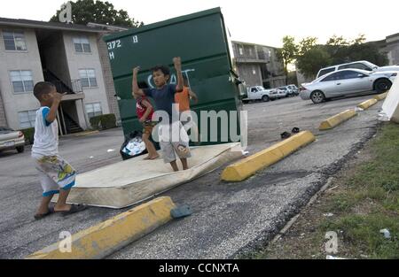 Feb 21, 2004 - Houston, Texas, Stati Uniti - I bambini a volte vagano per le sole fiore Appartamento complesso sul proprio come hanno fatto nei campi profughi dove la comunità ha reso sicuro che erano al sicuro. Più di 100 famiglie birmane vivono ora a Sole fiore di montagna e il suo complesso gemellato attraversata la strada. Un nuovo f Foto Stock