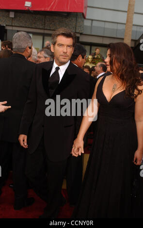 Feb 29, 2004; Hollywood, CA, Stati Uniti d'America; OSCARS 2004: Attore Pierce Brosnan e sua moglie KEELY SHAYE SMITH arriva alla 76th annuale di Academy Awards tenutosi presso il Kodak Theatre di Hollywood. Foto Stock