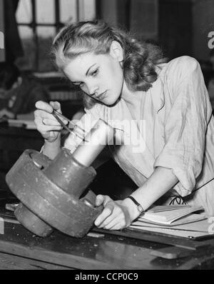 Questa giovane donna è una delle novanta formazione presso l'Istituto Beaufoy a Lambeth. Lei è qui per imparare a utilizzare calibri di misurazione. Le donne erano tutti pagato £1.2.2d (circa £1.11p) per un periodo di dodici settimane di corso. 28/6/40 Foto Stock