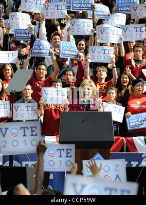 Ottobre 22, 2010 - Los Angeles, California, Stati Uniti d'America - US Senator BARBARA BOXER (D-California) parla durante una campagna democratica rally presso la University of Southern California. (Credito Immagine: © Lucio Villa/ZUMApress.com) Foto Stock