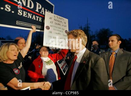 Oct 25, 2010 - Lexington, Kentucky, Stati Uniti - Tea Party Senato repubblicano nominee RAND PAUL (centro) saluta i sostenitori al di fuori del Kentucky televisione educativa. KET ha ospitato la campagna di quinto e ultimo dibattito con otto giorni rimanenti fino a quando le elezioni generali. (Credito Immagine: © Billy Suratt/apice Media Foto Stock