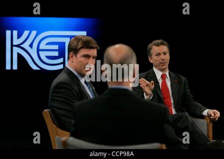 Oct 25, 2010 - Lexington, Kentucky, Stati Uniti - Tea Party Senato repubblicano nominee RAND PAUL (destra) e candidato democratico JACK CONWAY (sinistra) chat con il moderatore prima di iniziare una campagna di senato dibattito trasmesso in diretta su Kentucky televisione educativa. KET ha ospitato la campagna di quinta e ultima Foto Stock