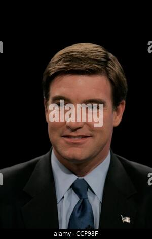 Oct 25, 2010 - Lexington, Kentucky, Stati Uniti - Senato democratica nominee JACK CONWAY chat con il moderatore prima di iniziare una campagna di senato dibattito trasmesso in diretta su Kentucky televisione educativa. KET ha ospitato la campagna di quinto e ultimo dibattito con otto giorni rimanenti fino a quando il generale elegge Foto Stock