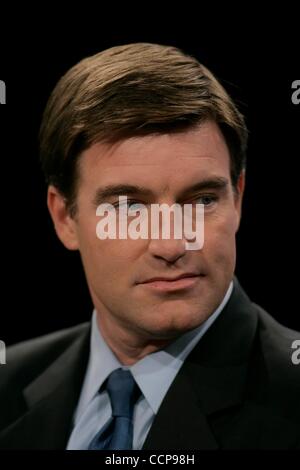 Oct 25, 2010 - Lexington, Kentucky, Stati Uniti - Senato democratica nominee JACK CONWAY chat con il moderatore prima di iniziare una campagna di senato dibattito trasmesso in diretta su Kentucky televisione educativa. KET ha ospitato la campagna di quinto e ultimo dibattito con otto giorni rimanenti fino a quando il generale elegge Foto Stock