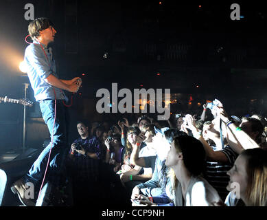 Oct 25, 2010 - Myrtle Beach, Carolina del Sud e Stati Uniti d'America - cantante Thomas Mars dei Phoenix band suona dal vivo come il loro tour 2010 fa una sosta presso la Casa dei Blues situato in Myrtle Beach. Copyright 2010 Jason Moore. (Credito Immagine: © Jason Moore/ZUMApress.com) Foto Stock