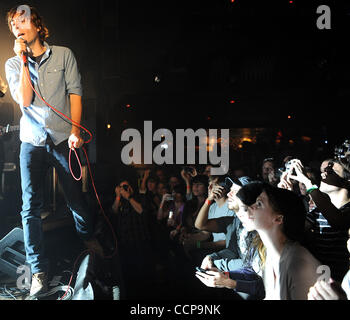 Oct 25, 2010 - Myrtle Beach, Carolina del Sud e Stati Uniti d'America - cantante Thomas Mars dei Phoenix band suona dal vivo come il loro tour 2010 fa una sosta presso la Casa dei Blues situato in Myrtle Beach. Copyright 2010 Jason Moore. (Credito Immagine: © Jason Moore/ZUMApress.com) Foto Stock