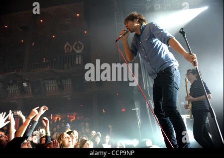 Oct 25, 2010 - Myrtle Beach, Carolina del Sud e Stati Uniti d'America - cantante Thomas Mars dei Phoenix band suona dal vivo come il loro tour 2010 fa una sosta presso la Casa dei Blues situato in Myrtle Beach. Copyright 2010 Jason Moore. (Credito Immagine: © Jason Moore/ZUMApress.com) Foto Stock