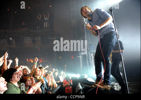 Oct 25, 2010 - Myrtle Beach, Carolina del Sud e Stati Uniti d'America - cantante Thomas Mars dei Phoenix band suona dal vivo come il loro tour 2010 fa una sosta presso la Casa dei Blues situato in Myrtle Beach. Copyright 2010 Jason Moore. (Credito Immagine: © Jason Moore/ZUMApress.com) Foto Stock