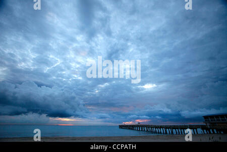 Il 14 ottobre 2010 - FL, Stati Uniti d'America - 101410 (Acque Lannis/Palm Beach post)Lake Worth -- nuvole riempiono il cielo sopra il lago vale la pena di Pier all alba di giovedì. (Credito Immagine: © Palm Beach post/ZUMApress.com) Foto Stock